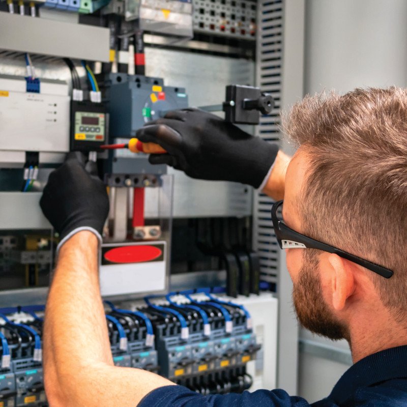 guy Revolutionizing Industries with State-of-the-Art Automation